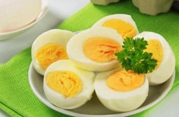 Eggs are naturally high in protein. A medium-sized egg can contain up to 6 grams of protein. Protein is used by the body to make antibodies. which is necessary to protect the body from infection. Apart from this, eating eggs also removes muscle weakness. In such a situation, eating eggs on winter days can be beneficial for you.