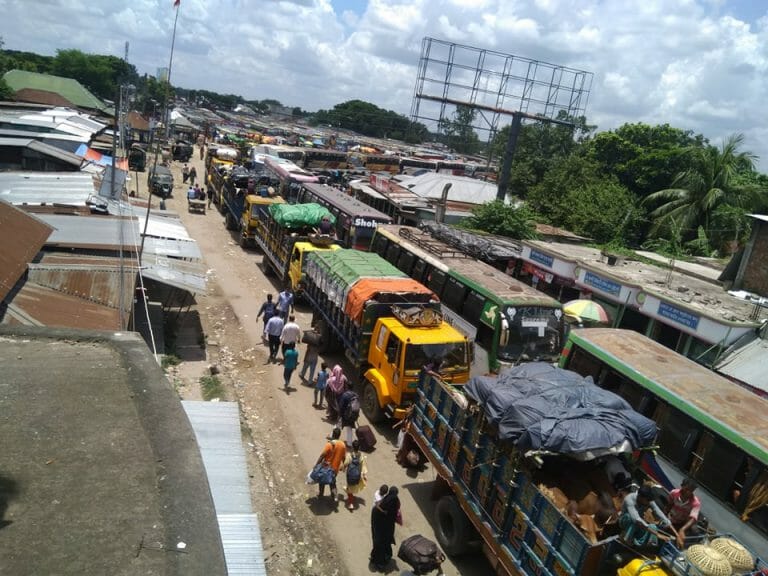 দৌলতদিয়া ঘাটে পশুবাহী ট্রাক ও গণপরিবহনের দীর্ঘ সারি