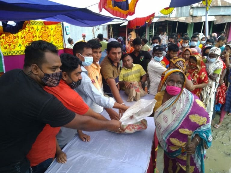 দৌলতদিয়া তুফান এন্টারপ্রাইজের উদ্দ্যোগে ঈদ খাদ্য সামগ্রী বিতরণ