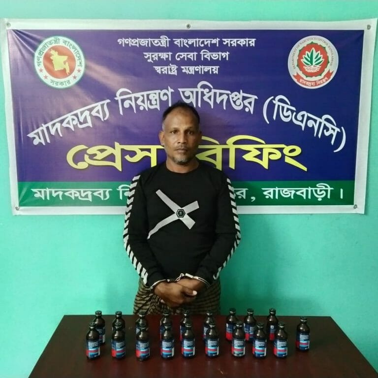 ফেনসিডিল সহ কালুখালী থেকে মাদক ব্যবসায়ী আটক