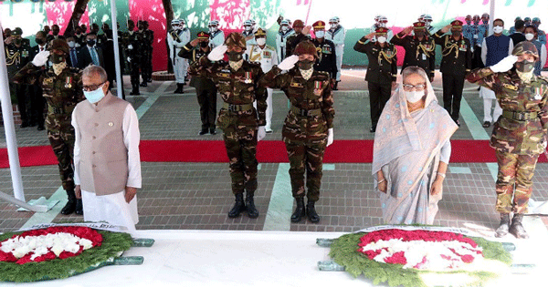 রাষ্ট্রপতি হামিদ প্রথমে এবং পরে প্রধানমন্ত্রী শেখ হাসিনা বঙ্গবন্ধুর সমাধিতে পুষ্পস্তবক অর্পণ করেন। পুষ্পস্তবক অর্পণের পর তাঁরা জাতির পিতার স্মৃতির প্রতি গভীর শ্রদ্ধা নিবেদন করে কিছুক্ষণ নীরবে দাঁড়িয়ে থাকেন এবং এ সময় বিউগেলে করুণ সুর বেজে ওঠে।