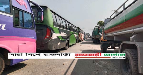 তবে ঘাট সংশ্লিষ্ট সূত্রে জানা যায়, পদ্মার পানি হ্রাস পাওয়ায় ফেরির পন্টুন থেকে পানি অনেক নিচে নেমে গেছে। এর ফলে প্রত্যেকটি ঘাটে ফেরিতে গাড়ী ওঠা-নামায় অনেক বেশি সময় লাগছে। এছাড়া নাব্যতা সংকটের কারণে চলাচলকারী ফেরিগুলোকে সাবধানতার সাথে চলাচল করতে হচ্ছে। এতে সময়ও বেশি লাগছে।