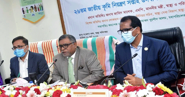 তিনি বলেন, ‘আগামীকাল ১৭ মার্চ বঙ্গবন্ধুর জন্মদিন উপলক্ষে দেশব্যাপি করোনা টিকার ক্যাম্পেইন চালানো হবে। এবারে টিকার লক্ষ্যমাত্রা করা হয়েছে ৩ কোটি ২৫ লাখ ডোজ। এই ক্যাম্পেইন ১৭ মার্চ থেকে ৩১ মার্চ পর্যন্ত চলমান থাকবে।’ জাহিদ মালেক আজ বুধবার সকালে স্বাস্থ্য অধিদপ্তরের সম্মেলন কক্ষে “২৬তম জাতীয় কৃমি নিয়ন্ত্রণ সপ্তাহ উদযাপন উপলক্ষে অবহিতকরণ সভায় এ কথা জানান। স্বাস্থ্যমন্ত্রী বলেন, ‘এর আগে ২২ কোটি ডোজ ভ্যাকসিন দেয়া হয়েছে এবং এই ক্যাম্পেইন সফল হলে ২৫ কোটি ডোজ ভ্যাকসিন দেয়া সম্ভব হবে। এতে দেশ আরো বেশি নিরাপদ হবে।’ বুস্টার ক্যাম্পেইন সফল করতে ২য় ডোজের সময়কাল ৬ মাস থাকলেও এখন থেকে ২য় ডোজ নেয়ার ৪ মাস পর থেকেই বুস্টার ডোজ নেয়া যাবে জানিয়ে জাহিদ মালেক বলেন, বুস্টার ডোজের জন্য সুরক্ষা অ্যাপের মেসেজ না থাকলেও ২য় ডোজের সনদ দেখিয়ে কেন্দ্রে উপস্থিত হয়ে বুস্টার ডোজ নেয়া যাবে।