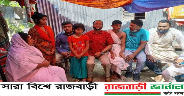 রাজবাড়ীর গোয়ালন্দে নিহত পৌর ৫নম্বর ওয়ার্ড কৃষক লীগের সাধারন সম্পাদক পবিত্র বিশ্বাসের পরিবারকে আর্থিক সহায়তা প্রদান করেছেন বাংলাদেশ কৃষক লীগের সাংগঠনিক সম্পাদক নূরে আলম সিদ্দিকী হক।