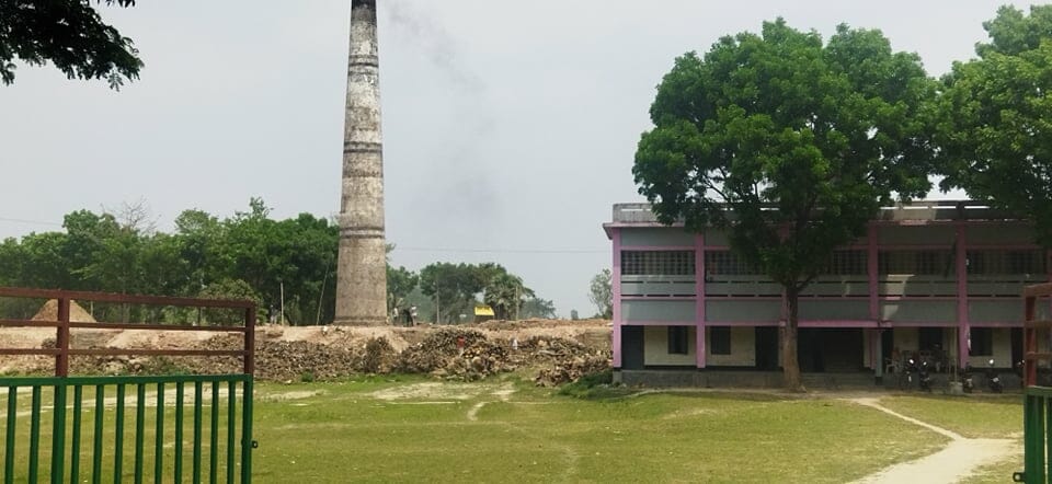 বালিয়াকান্দি সদর ইউনিয়নের বালিয়াকান্দি-নারুয়া ভায়া পাংশা সড়ক দিয়ে এগিয়ে গেলেই ফসলের মাঠে টিএমবি নামে ২টি ইট ভাটা। সড়কের পাশে হলেও তাদের ভাটায় পোড়ানো হচ্ছে কাঠ। রাজবাড়ী-বালিয়াকান্দি সড়কের গোহাইলবাড়ী এলাকায় আরকেবি ইটভাটায় আগে কয়লা দিয়ে ইট পোড়ানো হলেও বর্তমানে প্রকাশ্যে পুড়ছে কাঠ। এরকম পাংশা, বালিয়াকান্দি, কালুখালী, রাজবাড়ী সদর, গোয়ালন্দ উপজেলার প্রায় প্রতিটি ভাটায় প্রকাশ্যে পুড়ছে কাঠ। কৃষকদের অভিযোগ, প্রশাসন বন্ধ করে দিলেও তার পরদিন থেকেই পুনরায় ইটভাটার কার্যক্রম চলে আসছে। কাদের কাছে অভিযোগ দিবো, অভিযোগ দায়ের করে কোন লাভ নেই। কয়েকজন ইটভাটা মালিক বলেন, আসলে পরিবেশ অধিদপ্তর থেকে ছাড়পত্র প্রদান করা হচ্ছে না। কয়লার যে দাম, তাতে ইট তৈরী করে লোকসান গুনতে হবে। দেশের উন্নয়নের জন্য একটু অবেধ কাজ করলেও তো একা একা করছি না। সবাইকে নিয়েই তো করছি।