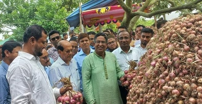 শ্রমিকেরা জানান, তারা সকাল ৭টা থেকে বিকাল ৬ পর্যন্ত কাজ করে দিনে ৫শ’ থেকে ৫শ’৫০ টাকা মজুরি পান, মোটা চালের দাম ৪০ থেকে ৪৫ টাকা। আর তাই তাদের খাদ্যের কোন অভাব নেই। এ প্রসঙ্গে মন্ত্রী বলেন, আগে এক দিনের মজুরি দিয়ে শ্রমিকেরা ২-৩ কেজি চাল কিনতে পারতো, আর এখন এই মজুরি দিয়ে কমপক্ষে ১০ কেজি চাল কিনতে পারে। করোনা ভাইরাস মহামারী ও রাশিয়া-ইউক্রেন যুদ্ধের কারণে সারাবিশ্বে এই মুহূর্তে খাদ্যপণ্যের দাম রেকর্ড পরিমাণ বৃদ্ধি পেয়েছে। তিনি বলেন, এ সকল কারণে দেশে কিছুকিছু নিত্যপণ্যের দাম কিছুটা বেড়েছে। কিন্তু দেশে কোনো খাদ্য সংকট নেই- কোনো মানুষ না খেয়ে নেই।’ মন্ত্রী বলেন, অথচ কিছু অর্থনীতিবিদ, সুশীলসমাজ ও বিএনপির মহাসচিব ফখরুল ইসলাম আলমগীর সাহেবরা সারা দিন ভাঙা রেকর্ড বাজাচ্ছেন দেশ ডুইবা গেল, মানুষ না খাইয়া মরতেছে। মনে হয় যেন একটা দুর্ভিক্ষ চলতেছে।