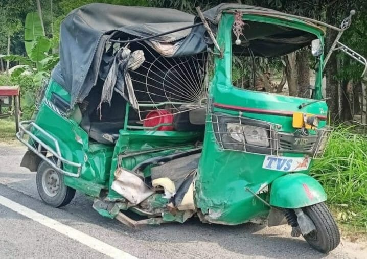 আহতরা হলেন, কুষ্টিয়া সদর উপজেলার মজমপুর আলফার মোড় এলাকার ওজিউল্লার ছেলে সাগর (৪৫), সাগরের স্ত্রী তাহমিনা ইসলাম সিমু, কণ্যা সিন্থিয়া (১৭) ও ছেলে রাজ (১৮) এবং সিএনজি চালক পাংশা সরিষা ইউপির আন্দুলিয়া এলাকার উজ্জ্বল (৩৫)। জানা গেছে, কুষ্টিয়া থেকে পাংশার উদ্দেশ্যে ছেড়ে আসা সিএনজি ফুলতলা পৌছালে বিপরীত দিক থেকে আসা একটি দ্রুতগামী ট্রাক সিএনজিকে ধাক্কা দিয়ে পালিয়ে যায়। এতে সিএনজিতে থাকা ৫ জন আহত হয়। আহতদের স্থানীয়দের সহায়তায় পাংশা উপজেলা স্বাস্থ্য কমপ্লেক্সে নেয়া হয়।