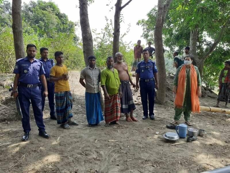 তিনি জানান, পাংশা উপজেলার সরিষা ইউনিয়নের দেওবাড়ী আশ্রয়ন প্রকল্পর সংলগ্ন সিরাজপুর হাওর থেকে অবৈধ ভাবে ড্রেজার মেশিন লাগিয়ে বালু উত্তোলন করতে ছিলেন বালু ব্যবসায়ীরা। হাওর থেকে বালু উত্তোলনের কারণে আশ্রয়ন প্রকল্পের ঘর উদ্বোধনের আগেই ভেঙ্গে পড়ার সম্ভাবনা ছিল। তিনি আরোও বলেন, পরিবেশ রক্ষায় অবৈধ ড্রেজার মালিক বা বালু ব্যবসায়ীদের বিরুদ্ধে সবসময় সতর্ক দৃষ্টি রাখবে উপজেলা প্রশাসন ।