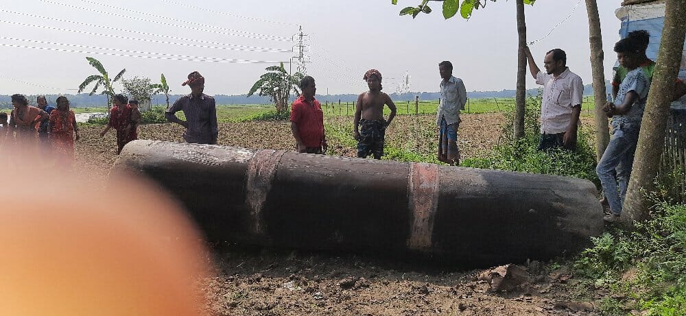 সোমবার (২৫ এপ্রিল) সকাল ৯টার দিকে সদর উপজেলার শহীদওহাবপুর ইউনিয়নের ধুলদী জয়পুর গ্রামের আ. ছাত্তার মল্লিকের ধানের চাতালে এ দুর্ঘটনা ঘটে। ইসমাইল গোয়ালন্দ উপজেলার দক্ষিণ দৌলতদিয়া গ্রামের ফেলু শিকদারের ছেলে। নিহত ইসমাইলের চাচা শহিদুল ইসলাম জানান, সকালে ছাত্তার মল্লিকের ধানের চাতালে শ্রমিকরা ধান সেদ্ধ করার কাজ করছিলেন। হঠাৎই চাতালে বিকট শব্দে বয়লার বিস্ফোরণ ঘটে। এতে বয়লারের ফুটন্ত গরম পানিতে ঝলসে ঘটনাস্থলেই চাতালের শ্রমিক ইসমাইল মারা যান এবং কুদ্দুস ও নারী শ্রমিক ভোলো বেগম গুরুতর দগ্ধ হন। একইসঙ্গে চাতালের পাশ দিয়ে হেটে যাওয়ার সময় এক ভাঙ্গারি মালের হকারও গুরুতর দগ্ধ হন। তাদেরকে ফরিদপুর বঙ্গবন্ধু শেখ মুজিব মেডিকেল কলেজ হাসপাতালে ভর্তি করা হয়েছে।