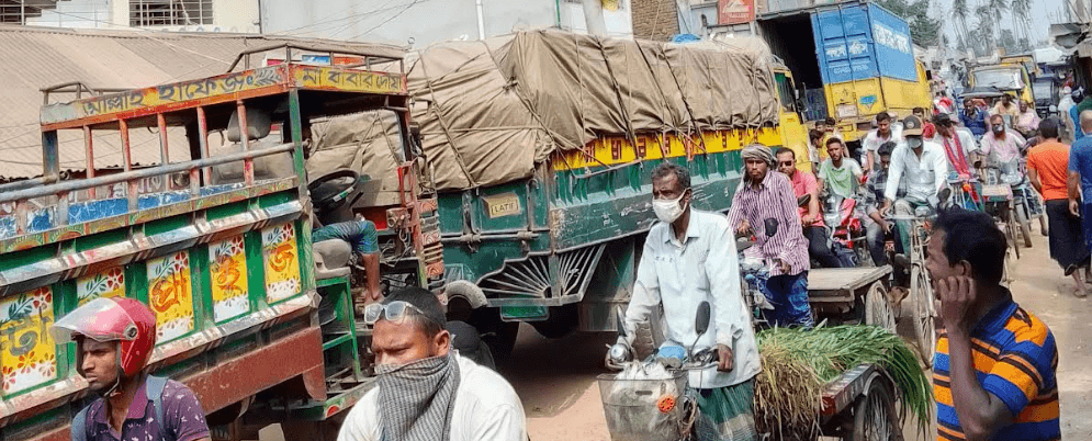 জানা গেছে, রমজান মাসে বিভিন্ন পণ্যবাহী ট্রাক,ড্রাম ট্রাক ও বাটাহাম্বা, নছিমনও করিমন সহ বিভিন্ন অবৈধ যানের উতপাত বেড়েছে শহরে। পৌর কর্তৃপক্ষের নিষেধাজ্ঞা অমান্য করে এসকল যান দিনের বেলায় শহরের মধ্যে প্রবেশ করায় প্রতিনিয়ত বাড়ছে যানজট। নিষেধাজ্ঞা মানছে না এসকল যানবহনের চালকেরা। পাংশা মৈশালা বাজারে প্রায় ঘন্টাব্যাপী যানযটে আটকে থাকা রাজিব হোসেন বলেন, পাংশা সরদার বাসষ্ট্যান্ড থেকে কালিবাড়ি মোড় ৫ মিনিটের রাস্তা। যানযটের কারণে আজ প্রায় ১ ঘন্টা লেগেছে।