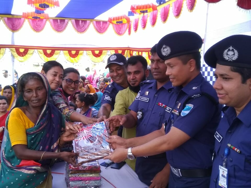 বৃহপ্রতিবার (২৮এপ্রিল) বিকেল ৪টার দিকে দৌলতদিয়া পূর্ব পাড়ার পাশে অসহায় নারী ঐক্য কল্যাণ এর মাঠ চত্তরে ডি আই জি ঢাকা রেঞ্জ ও চেয়ারম্যান উত্তরণ ফাউন্ডেশ হাবিবুর রহমান বিপিএম( বার) পিপিএম(বার) এর সার্বিক ব্যবস্থাপনায় ও অসহায় নারী ঐক্য কল্যাণ সমিতির আয়োজনে অসহায়দের মাঝে শাড়ি কাপড় বিতরণ করা হয়েছে।