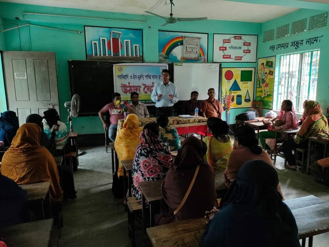 বৃহস্পতিবার বিকাল ৫ টায় রাজবাড়ী সদর উপজেলার ঢালা রাজাপুর সরকারি প্রাথমিক বিদ্যালয়ে উঠান বৈঠক, বিনামূল্যে পোল্ট্রি ভ্যাক্সিনেশন এবং গবাদিপশুর ফ্রি চিকিৎসা কার্যক্রম অনুষ্ঠিত হয়। উক্ত কর্মসূচিতে প্রধান অতিথি হিসেবে উপস্থিত ছিলেন উপজেলা প্রাণিসম্পদ কর্মকর্তা ডাঃ খায়ের উদ্দীন আহমেদ। অন্যান্যদের মধ্যে আরও উপস্থিত ছিলেন প্রাণিসম্পদ সম্প্রসারণ কর্মকর্তা ডাঃ অচিন্ত কুমার বিশ্বাস, ভেটেরিনারি ফিল্ড এসিস্ট্যান্ট খন্দকার সমীর, ঘাস চাষ সম্প্রসারণ প্রকল্পের কমিউনিটি এক্সটেনশন এজেন্ট মোঃ মোজাম্মেল হক, ড্রেসার আব্দুস ছামাদ, বসন্তপুর ইউনিয়নের ৫নং ওয়ার্ডের সাধারণ সদস্য মোঃ হাবিবুর রহমান প্রমুখ। অনুষ্ঠানে বসন্তপুর ইউনিয়নের ৪০ জন নারী খামারি অংশ নেন।