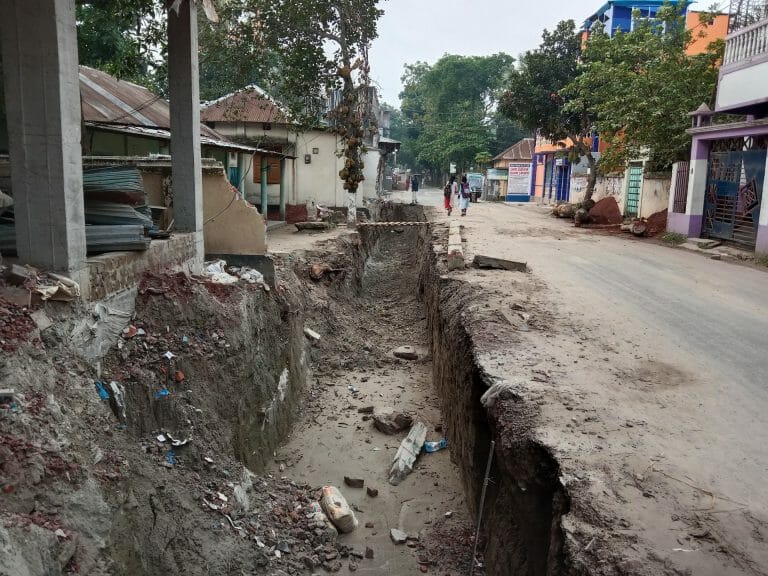 স্থানীয়দের অভিযোগ, গোয়ালন্দ পৌর শহরের প্রধান সড়কের গোয়ালন্দ বাসস্ট্যান্ড থেকে বাজার অভিমুখে ড্রেন নির্মাণের জন্য বাসস্ট্যান্ড থেকে বিভিন্ন গুরুত্বপূর্ণ স্থাপনা ভেঙ্গে ড্রেন নির্মাণ কাজ শুরু করেছিল ঠিকাদারী প্রতিষ্ঠান। কিন্তু বাসস্ট্যান্ড থেকে ৫০-৭০মিটার পর কে মুহিত হিরার বাড়ির সম্মুখে শতবর্ষী পুরাতন পাকা সড়কের প্রায় ৩ ফুট অংশ কেটে ড্রেন নির্মাণের জন্য খনন করা হয়। ব্যাস্ততম এ সড়ক সংকুচিত ও ক্ষতি করে কাজ করায় স্থানীয়রা বিক্ষুদ্ধ হয়ে গত শনিবার কাজটি বন্ধ করে দেয়। পরবর্তীতে গোয়ালন্দ উপজেলা নির্বাহী কর্মকর্তা ও নির্বাহী ম্যাজিস্ট্রেট মো. আজিজুল হক খান মামুন সরেজমিনে এসে নিয়ম ভেঙে গুরুত্বপূর্ণ সড়কের ক্ষতি করে ড্রেন নির্মাণে কর্মরত ৪ শ্রমিককে আটক করেন। ৩ ঘন্টা আটক থাকার পর চার শ্রমিক মুচলেকা দিয়ে ছাড়া পান।