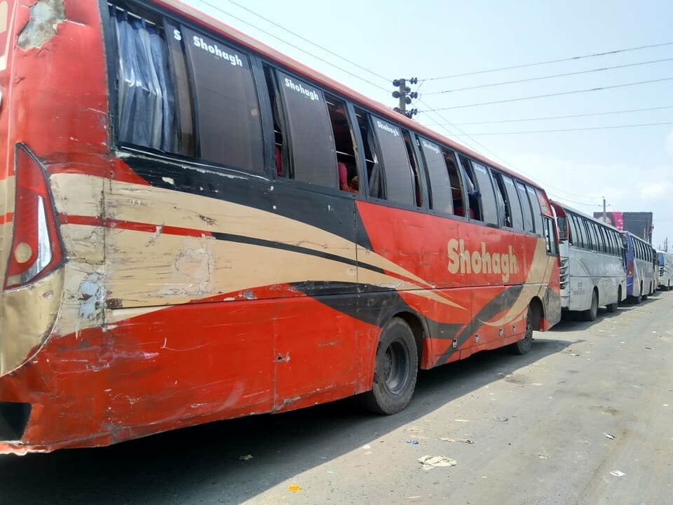 সরেজমিন ঘুরে দেখা যায়, দৌলতদিয়া ঘাটের জিরো পয়েন্ট থেকে ঢাকা খুলনা মহাসড়কের পৌর জামতলাপর্যন্ত প্রায় ৭ কিলোমিটার জুড়ে গনপরিবহনের দীর্ঘ সারি। ছুটি শেষে কর্মস্থলগামী মানুষকে বয়ে আনা অতিরিক্ত যানবাহনের চাপে দৌলতদিয়া ঘাট অভিমুখে মহাসড়কে সৃষ্টি হয়েছে যাত্রীদের চরম দুর্ভোগ। বিশেষ করে এই গরমে শিশুসহ মহিলাদের ভোগান্তিতে পড়তে হচ্ছে। এদিকে গোয়ালন্দ মাল্লাপট্রি দিয়ে কয়েক হাজার প্রাইভেটকার, মাইক্রোবাস হামিদ মৃধার বাজার হয়ে দৌলতদিয়া হল রোডে এসে টিকিট নিয়ে বাইপাস সড়কে দীর্ঘ সারিতে আটকে আছে। দীর্ঘ যানজটের কারন ফেরি দীর গতি চলাচল করা ও ঘাটে ফেরি কম থাকায় যাত্রীদের দুর্ভোগ ও ভোগান্তিতে পড়তে হচ্ছে। অন্যান্যবারের তুলনায় মোটরসাইকেলের চলাচল উল্লেখযোগ্য ভাবে বেড়েছে।