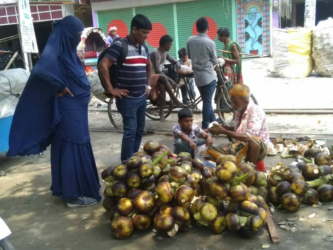 তীব্র তাপদাহে অতিষ্ঠ মানুষ। গরমে অস্থির পথচারীদের এক মুহূর্তের জন্য হলেও তৃষ্ণা স্বস্তি এনে দিচ্ছে কচি তালের শাস। প্রচন্ড গরম বেড়ে যাওয়ায় মানুষের পিপাসা চাহিদা বেড়েছে। ডাবের দাম বেড়ে যাওয়ায়, ডাবের পানির পরিবর্তে কচি তালের শাস খেয়ে পানির চাহিদা পুরন করছে। বছরের শুরুতে মৌসুমি এ ফলের চাহিদা বেড়েছে। মিষ্টি ও রসালো পানির কারনে বিক্রিও হচ্ছে ভালো দামে। সরেজমিনে দেখা যায়, গোয়ালন্দ বাজার, বাসস্ট্যান্ড,পৌর জামতলা থেকে শুরু করে দৌলতদিয়া ঘাটের ট্রাক টার্মিনাল, ফেরি ঘাট, রেলওয়ে ষ্টেশন বিভিন্ন স্থানে এখন বিক্রি হচ্ছে কচি তাল শাস । ছোট বড় প্রকার ভেদে প্রতিটির দাম ১০ থেকে ২০ টাকা দরে বিক্রি করছে বিক্রেতারা।