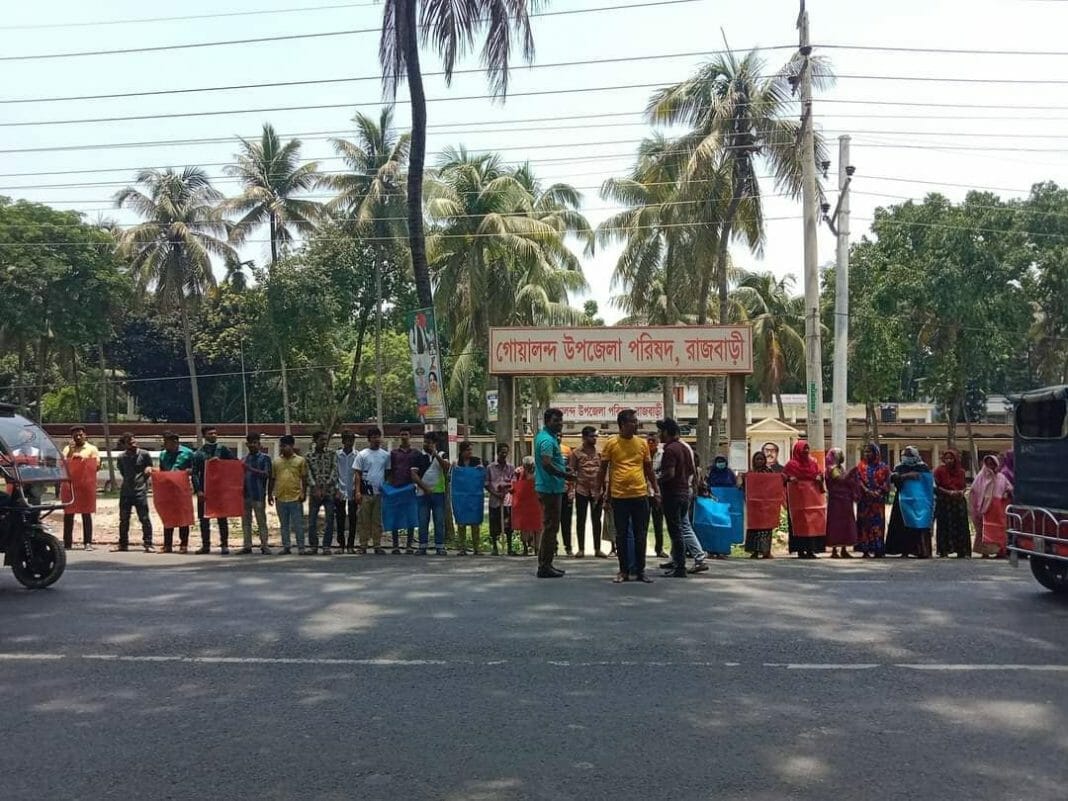 রাজবাড়ীর গোয়ালন্দ উপজেলার নিবার্হী কর্মকর্তা মো. আজিজুল হক মামুন কে বদলি প্রত্যাহারের দাবিতে মানব বন্ধন পালিত হয়েছে। আজ সোমবার বেলা সাড়ে ১১ টার দিকে শতাধিক নারী পরুষের উপস্থিতে ঢাকা খুলনা মহাসড়ের পাশে উপজেলা পরিষদের সামনে ঘন্টা ব্যাপী এই মানববন্ধন অনুষ্ঠিত হয়েছে। সে সমযয় উপস্থিত ছিলেন, উপজেলা ছাত্রলীগের সাধারন সম্পাদক