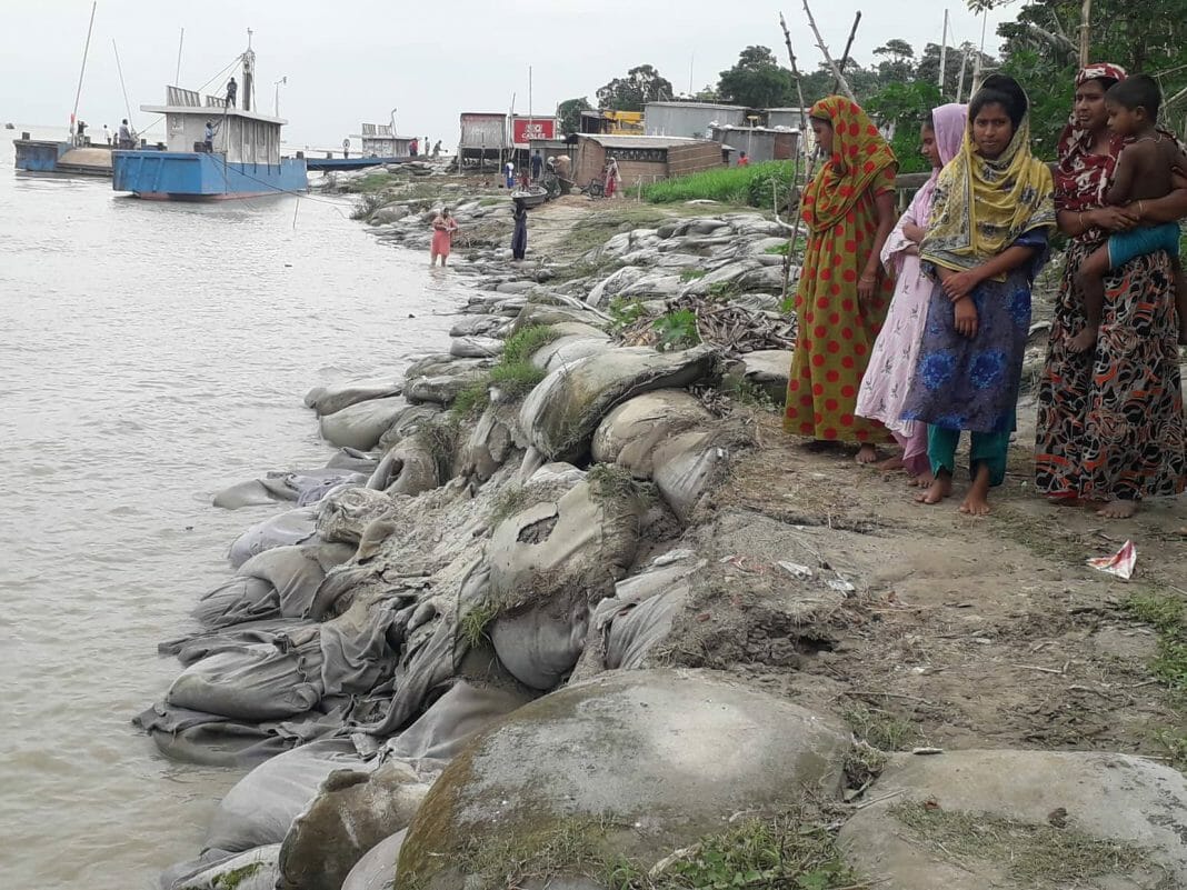 দৌলতদিয়ার ৭ নং ফেরিঘাট এলাকায় ফেরির ধাক্কা ও প্রপেলারের (পাখা) ঘূর্ণনে নদীর পাড় ধ্বসে যাচ্ছে। এতে করে ভাঙন ঝুঁকিতে রয়েছে ওই ফেরিঘাটসহ সংলগ্ন এলাকার বেশ কয়েকটি পরিবার। তারা দ্রুত এ বিষয়ে প্রতিকারের দাবি জানিয়েছেন। সরেজমিন দেখা যায়, দৌলতদিয়া ৭ নং ফেরি ঘাটে ফেরি ঘুড়ানোর সময় ফেরির পাখায় চরম গতিতে স্রোত সৃষ্টি হয়। সেই স্রোতে নদীর পাড়ের জিও ব্যাগগুলো ধসে পড়ছে। তাতে নদীর পাড়ের বসবাসরত পরিবাদের মধ্যে আতঙ্ক দেখা দিয়েছে। এ সময় ঘাটের দুই পাশে অনেকটা এলাকা জুড়ে ভাঙ্গন দেখা যায়। ভাঙ্গনে গত বছর ফেলা জিও ব্যাগগুলো ধ্বসে যাচ্ছে।