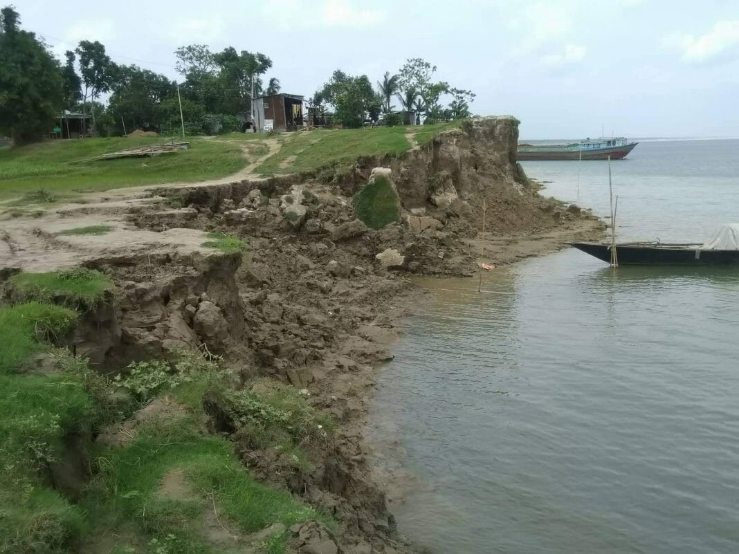 রাজবাড়ী পাউবো ও বিআইডাব্লিউটিএ এর সূত্রে জানা গেছে, দৌলতদিয়া ঘাটের পশ্চিমে দেবগ্রাম প্রান্তে ৬ কিলোমিটা এবং পাটুরিয়া ঘাটে ২ কিলোমিটা স্থায়ীভাবে আধুনিক করণ করতে বিআইডাব্লিউটিএ কর্তৃক গত বছরের জানুয়ারীতে ৬৮০ কোটি টাকার প্রকল্প একনেকে অনুমোদন হয়েছে। কাজটি বাস্তবায়নের জন্য রাজবাড়ী পাউবোকে দায়িত্ব দেওয়া হয়েছে। নিদিষ্ট সময়ে ঘাটের কাজ শুরু করতে না পারায় নির্মাণ সামগ্রীর দাম বেড়ে যাওয়ার কারনে এ কাজের বর্তমান ব্যয় হবে ১ হাজার কোটি টাকা থেকে ১২'শ কোটি টাকা পর্যন্ত।