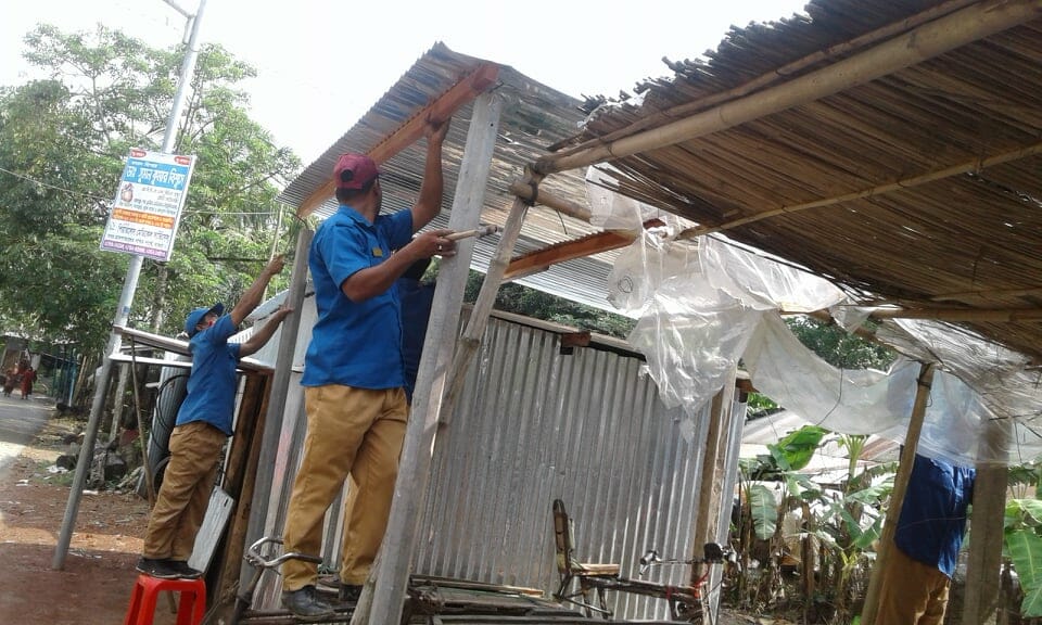 বৃহস্পতিবার দুপুরে বালিয়াকান্দি উপজেলা সহকারী কমিশনার (ভূমি) মোঃ হাসিবুল হাসান গ্রাম পুলিশদের সহযোগিতায় স্থানীয় ইউপি চেয়ারম্যান কল্লোল কুমার বসুর উপস্থিতিতে জঙ্গল বাজারের উচ্ছেদ অভিযান পরিচালনা করেন। এসময় ২টি অবৈধ স্থাপনা বালিয়াকান্দি উপজেলার জঙ্গল গ্রামের লক্ষণ মন্ডলের ছেলে রনজিৎ মন্ডল ও সুশীল সরকারের ছেলে সঞ্জিবন সরকারের টিনের ঘর উচ্ছেদ করা হয়।