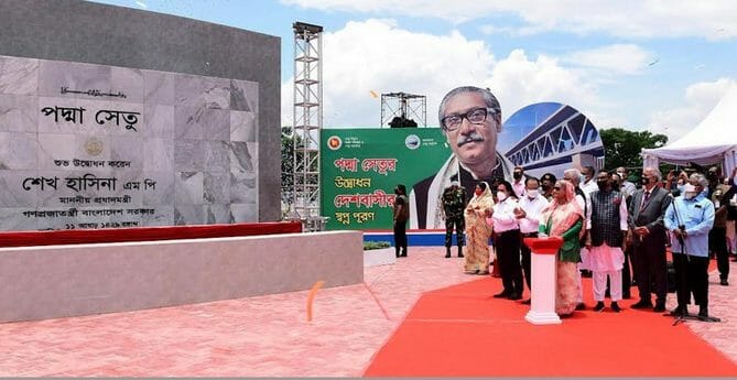 প্রধানমন্ত্রী আজ সকালে মাওয়া প্রান্তে এক বর্ণাঢ্য অনুষ্ঠানের মাধ্যমে পদ্মা সেতুর ফলক উম্মোচন করেন, যেখানে বিদেশী কূটনীতিকসহ হাজার হাজার বিশিষ্ট অতিথি উপস্থিত ছিলেন। রাজধানী ঢাকার সঙ্গে দেশের উত্তর-পশ্চিম এবং অন্যান্য অঞ্চলের সংযোগকারী যমুনা নদীর উপর ১৯৯৮ সালে এ যাবত কালের দীর্ঘতম বঙ্গবন্ধু বহুমুখী সেতু চালুর ২৫ বছর পরে তিনি আরো দীর্ঘতম পদ্মা সেতুর উদ্বোধন করলেন। তবে, দেশের নিজস্ব অর্থের ওপর নির্ভর করে সেতু তৈরির ব্যাপারে অনেক অর্থনৈতিক বিশ্লেষকদের সন্দেহকে বাতিল করে সম্পূর্ণরূপে অভ্যন্তরীণ অর্থায়নে নির্মিত পদ্মা সেতু অতিরিক্ত তাৎপর্য বহন করে।