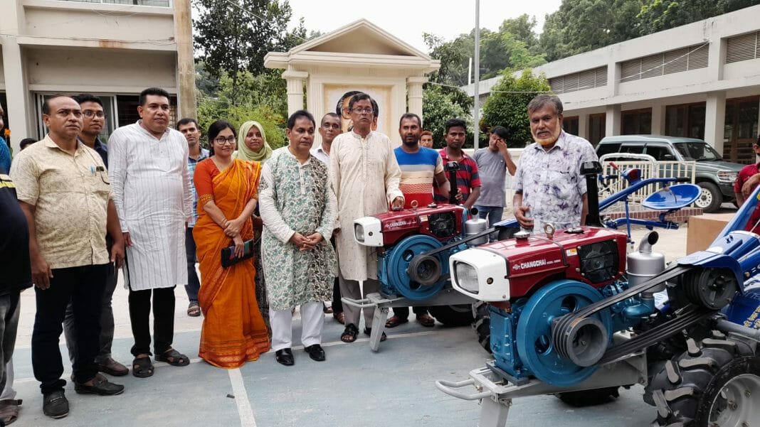 ১৩ জুন (সোমবার) বিকেলে সদর উপজেলা কার্যালয়েরর সামনে সদর উপজেলা কৃষি সম্প্রসারণ অধিদপ্তরের আয়োজনে কৃষকদের হাতে পাওয়ার টিলার চালিত সিডার তুলে দেয়া হয়।