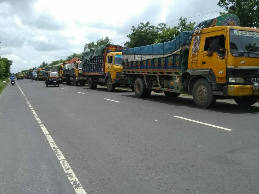 দৌলতদিয়া ঘাট বিআইডাব্লিউটিসির সহকারি ম্যানেজার মো. খোরশেদ বলেন, পদ্মা নদীতে পানি বৃদ্ধি পাওয়ায় নদীতে প্রচুর পরিমান কারেন্ট থাকার ফেরি চলাচলা দ্বিগুন সময় লাগছে। সে কারনে মহসড়কে যানবাহনের দীর্ঘ সারি দেখা দিয়েছে।এই নৌরুটে ছোট বড় ২০ টি ফেরি দিয়ে যানবাহন পারাপার করা হচ্ছে।তবে পচন শীল পন্যবাহী ট্রাক গুলো অগ্রধিকারের ভিত্তিতে পারাপার করা হচ্ছে।