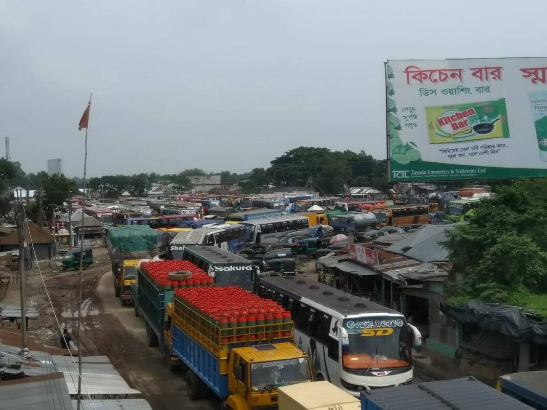 সরেজমিন ঘুরে দেখা যায়, পদ্মা নদীতে পানি বৃদ্ধি পাওয়ায় স্রোতের কারনে ফেরি চলাচলে সময় লাগছে আগের চেয়ে দ্বিগুন। দৌলতদিয়া ফেরি ঘাটের জিরো পয়েন্ট হতে গোয়ালন্দ ফায়ার সার্ভিস পর্যন্ত ঢাকা খুলনা মহাসড়কে পণ্যবাহি ট্রাক ও গনপরিবহনের দীর্ঘ সারি দেখা দিয়েছে। মহাসড়কে ঘন্টার পর ঘন্টা আটকে থেকে ভৌগান্তিতে পড়ছে চালক সহ যাত্রীরা । বিশেষ করে চরম ভৌগান্তিতে পড়ছে শিশুসহ মহিলারা। ট্রাক চালক, আরিফ হোসেন বলেন, আমি বেলা ১০ দিকে ট্রাক নিয়ে দৌলতদিয়া ঘাটে এসে দীর্ঘ সিরিয়ালে আটকে আছি। এখন বেলা ৩ টা বাজে কখন ফেরির দেখা পাব বলতে পারছি না। আরেক ট্রাক চালক আজাদ বলেন, যশোর থেকে ট্রাকে পানির ট্যাং লোড করে কাল রাতে গোয়ালন্দ ফায়ার সার্ভিস এর সামনে এসে দীর্ঘ সিরিয়ালে আটকে পড়ে চরম ভৌগান্তি পোহাতে হচ্ছে। কখন ফেরির লাগাল পাব বলতে পারছি না।