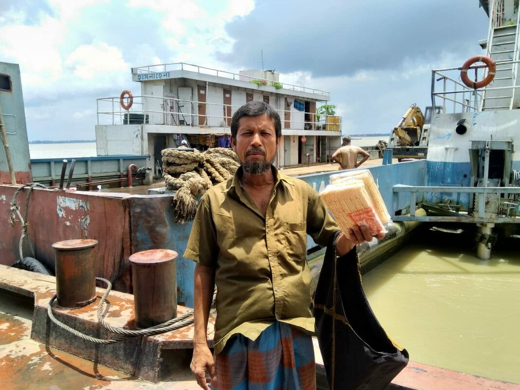 বিআইডাব্লিউটিসি ঘাট সহকারি ম্যানেজার মো. খোরশেদ বলেন, পদ্মা সেতু উদ্বোধনে ঘাটের উপর গাড়ি ও যাত্রীর কমে গেছে। ফেরি ঘাটের দুপাশে খাবার হোটেল গুলো বন্ধ হয়েছে গেছে এবং কয়েকটি লঞ্চ বন্ধ রয়েছে যাত্রী না থাকায়। ঘাটের হকাররাও পড়েছে এখন বিপাকে তাদের আর আগের মত বেচাবিক্রি হচ্ছে না। এই নৌরুটে ছোট বড় মিলে ১৮ ফেরি চলাচল করছে।