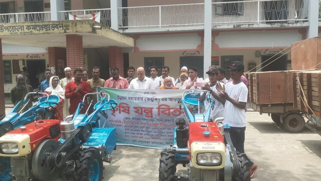 উপজেলা নির্বাহী কর্মকর্তা (ইউএনও) মোহাম্মাদ আলী'র সভাপতিত্বে বিতরণ অনুষ্ঠানে উপস্থিত ছিলেন, উপজেলা ভাইস চেয়ারম্যান মো. জালাল উদ্দিন বিশ্বাস ও মোছা. রোকেয়া বেগম, উপজেলা কৃষি কর্মকর্তা রতন কুমার ঘোষ, মৌরাট ইউনিয়ন পরিষদের চেয়ারম্যান মো. হাবিবুর রহমান প্রামানিক, বাহাদুরপুর ইউনিয়ন পরিষদের চেয়ারম্যান মো. সজিব হোসেন, হাবাসপুর ইউনিয়ন পরিষদের চেয়ারম্যান আল মামুন খান, পাট্টা ইউনিয়ন পরিষদের চেয়ারম্যান আব্দুর রব মুনা বিশ্বাস প্রমূখ। এছাড়াও উপজেলার বিভিন্ন সরকারী দপ্তরের কর্মকর্তা ও উপজেলা কৃষি পুনর্বাসন কমিটির সদস্যরা উপস্থিত ছিলেন।