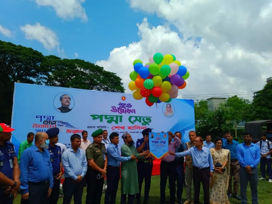 বিকেলে রাজবাড়ী শহীদ খুশি রেলওয়ে ময়দানে সাংস্কৃতিক অনুষ্ঠান অনুষ্ঠিত হয়। স্থানীয় ও বাইরের শিল্পীদের গানে মুখোরিত ছিলো শহর।     পরে রাতে বর্নীল আতশবাজি ফুটিয়ে অনুষ্ঠান শেষ করা হয়। পদ্মা সেতুর উদ্বোধনকে ঘিরে রাজবাড়ীর বিভিন্ন দফতরের লালনীল বাতি প্রজ্জলিত করা হয়।