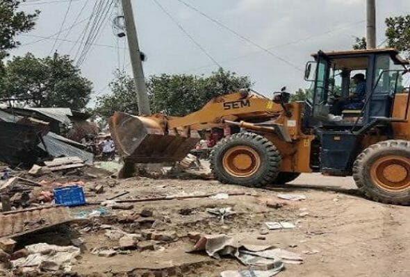 রাস্তার দুই পাশের দোকান ঘর ভাঙ্গায় ক্ষতিগ্রস্থ জনগণের অসহয়তা কথা জানালেন- মুদি দোকানদার নয়ন সে বলে আমার সংসারে ৫ জন মানুষ আমি একাই উপার্যন করি। এখন আমি আমার ছেলে মেয়েদের কি খাওয়াবো । চায়ের দোকানদার রুস্তম জানায়- পূর্বেও দুইবার আমার দোকান ঘর ভাঙ্গা হয়েছে কোনমতো আবার শুরু করেছিলাম এখন অবার আমার দোকান ভাঙ্গা হলো। এখন আমরা কিভাবে সংসার চালাবো। উচ্ছেদ অভিযান পরিচালনাকারী উপ-সচিব সড়ক ও জনপথ বিভাগের অনিন্দিতা রায় বলেন, এর আগে দুইবার সময় দেওয়া হয়েছে। তারা সময়ের মধ্যে দোকান সরায়নি এখন এই অভিযানে নব্বইটি অবৈধ স্থাপনা ভেঙে ফেলা হচ্ছে।