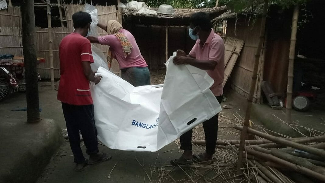 তারপর নারগীস বেগম এবং তার স্বামী সিদ্দিকুর মন্ডল মিলে দা এবং কুড়ালের অপর পিঠ দিয়ে অসংখ্য আঘাত করে মৃত্যু নিশ্চিত করে। উক্ত মৃতদেহকে পলিথিন দিয়ে মুড়িয়ে বাড়ীর ভিতরের আঙ্গিনায় ছাগলের চালায় দুই ফিট মাটি খুড়ে মাটি চাপা দিয়ে দেয় এবং উপরে পাট কাঠি সহ অন্যান্য জ¦ালানীদ্রব্য রেখে দেয় যাতে কেউ সন্দেহ করতে না পারে। ভিকটিমের অর্ধগলিত মৃতদেহ ও ঘটনার সাথে সংশ্লিষ্ট সকল আলামত নারগীস বেগম এর বাড়ী থেকে উদ্ধার পূর্বক স্বাক্ষীদের উপস্থিতিতে জব্দ করা হয়েছে। এ ব্যাপারে হত্যা মামলা দায়েরের প্রক্রিয়া চলছে।