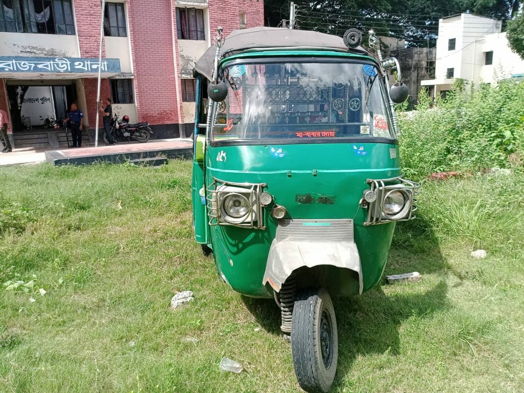 রাজবাড়ী থানার ভারপ্রাপ্ত কর্মকর্তা মোঃ শাহাদাত হোসেন ঘটনার সতত্য নিশ্চিত করে বলেন, এ ঘটনায় মাহেন্দ্র ও চালককে গ্রেফতার করা হয়েছে।' 'ঈদ কে সামনে করে রাজবাড়ীতে নিষিদ্ধ থ্রী হুইলার বেপরোয়া গতিতে যাত্রী নিয়ে চলাচল করে। আইন থাকলেও প্রয়োগের অভাবে মহাসড়কে দাপিয়ে বেড়ায় থ্রী হুইলার মাহেন্দ্র ।' 