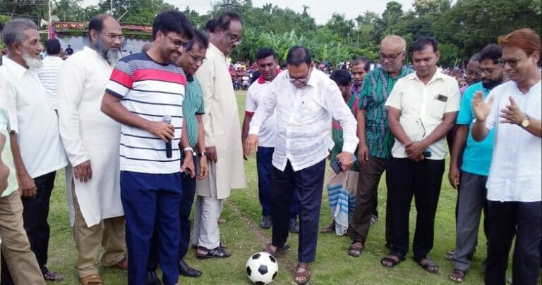 উপজেলা চেয়ারম্যান আরো বলেন, মাদক আজ নিত‍্যপ্রয়োজনীয় দ্রব‍্যের মতো হয়ে গেছে। যুব সমাজ এই নেশার পথে ধাবিত হচ্ছে সমাজে আজ খেলাধুলা, শীল্প, সাংস্কৃতি, বিনোদন নেই। অবসর পেলেই যুবকরা বন্ধু বান্ধব মিলে কুপথের দিকে এগিয়ে যাচ্ছে। প্রতিটি বাবা-মা'র দায়িত্ব তার সন্তান কখন কোথায় যাচ্ছে সেদিকে খেয়াল রাখা। আর বিকাল হলেই খেলাধুলার জন‍্য মাঠের দিকে এগিয়ে দেওয়া। এসময় বিশেষ অতিথি হিসেবে উপস্থিত ছিলেন,উপজেলা ভাইস চেয়ারম‍্যান মনিরুজ্জামান মনির, বাংলাদেশ আওয়ামী লীগ বালিয়াকান্দি উপজেলা শাখার সভাপতি বীর মুক্তিযোদ্ধা আব্দুল হান্নান মোল্লা উপজেলা শ্রমিক লীগ সভাপতি ইদ্রিস আলী ফকির, ইসলামপুর ইউনিয়ন পরিষদের চেয়ারম‍্যান আহম্মদ আলী মাস্টার, বহরপুর ইউনিয়ন চেয়ারম্যান মোঃ রেজাউল করিম, ইসলামপুর ইউনিয়ন আওয়ামী লীগ সভাপতি বসির আহমেদ মিনু, বহরপুর ইউনিয়ন আওয়ামী লীগ সভাপতি হাজী মকবুল হোসেন, ইসলামপুর ইউনিয়ন আওয়ামী লীগের সাধারণ সম্পাদক মোঃ ফারুক হোসেন মন্ডল প্রমুখ। ২ -০ গোলে মধুখালী রাজিব স্পোটিং ক্লাবকে হারিয়ে বিজয় অর্জন করেছেন রাজবাড়ী সদর মেঘলা আকাশ স্পোটিং ক্লাব।