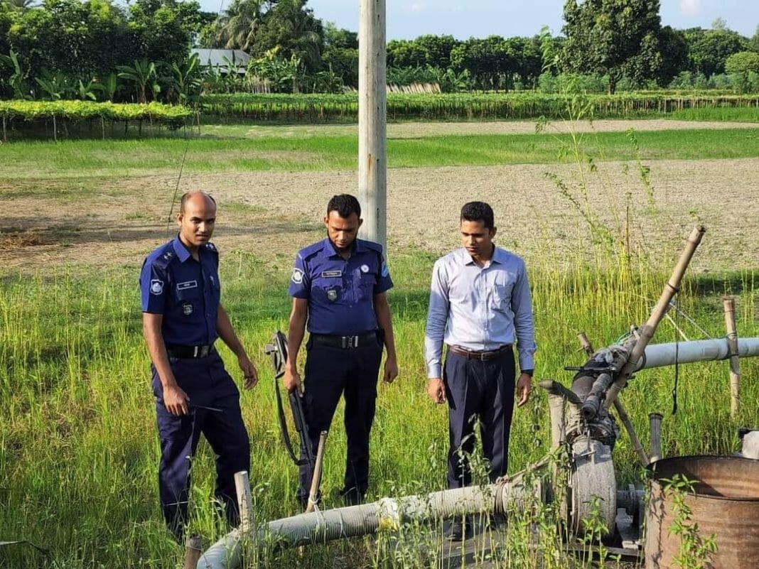 প্রশাসন কাউকে কোথাও ড্রেজিং মেশিন চালানোর জন্য কোন অনুমতি দেয়নি। অবৈধ ড্রেজিং মেশিন আপনাদের নজরে আসলে আমাদের তথ্য দিবেন। এই অবৈধ ড্রেজিং মেশিনের উপরে নিয়মিত অভিযান অব্যাহত থাকবে।