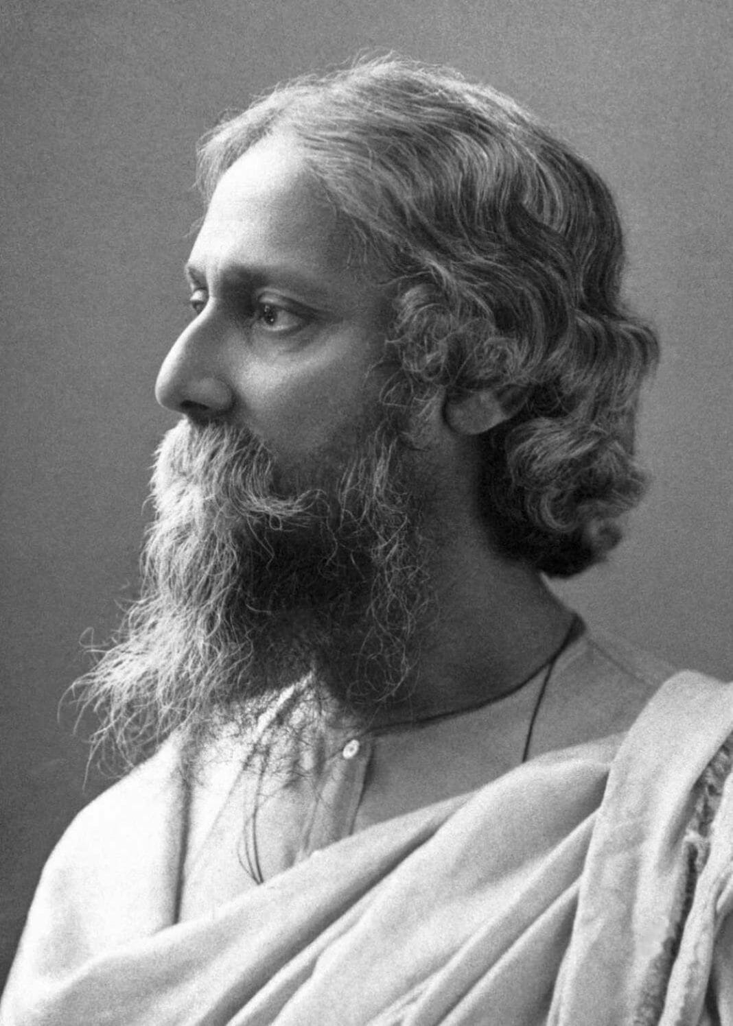 বিশ্ব দরবারে চিনিয়েছেন বাংলা ভাষাকে। ছিনিয়ে এনেছেন সাহিত্যের নোবেল। বাংলা ভাষার সর্বকালের সর্বশ্রেষ্ঠ কবি রবীন্দ্রনাথকে গুরুদেব, কবিগুরু ও বিশ্বকবি অভিধায় ভূষিত করা হয়। এখনো বাঙালির মানসপটে তার দৃঢ় অবস্থান। তাকে বাদ দিয়ে বাঙালির চিন্তার ভাবের প্রকাশ, রস আস্বাদন— কিছুই সম্ভব না। বাঙালি সত্তায় রবীন্দ্রনাথ সদা জাগ্রত। বাঙালি জীবনে যত ভাব-বৈচিত্র্যের সমারোহ, তার পুরোটাই তিনি ধারণ করেছেন তার গল্প, কবিতা, উপন্যাস, নাটক, প্রবন্ধ, গান, স্মৃতিকথা আর দর্শনে।রবীন্দ্রনাথ ঠাকুর বাঙালি জাতির দিকনির্দেশক এক আলোকবর্তিকা। বাঙালির প্রাত্যহিক জীবনের সবকিছুর সঙ্গেই একটু একটু করে মিশে আছে রবীন্দ্রনাথ!রবীন্দ্রনাথ ঠাকুরের জন্ম ১৮৬১ সালের ৭ মে (১২৬৮ বঙ্গাব্দের ২৫ বৈশাখ) কলকাতার জোড়াসাঁকোর অভিজাত ঠাকুর পরিবারে। তাঁর পিতা মহর্ষি দেবেন্দ্রনাথ ঠাকুর এবং পিতামহ প্রিন্স দ্বারকানাথ ঠাকুর, তার সাহিত্যকর্ম, সংগীত, জীবনদর্শন, মানবতা— সবকিছুই সত্যিকারের বাঙালি হতে অনুপ্রেরণা জোগায়।