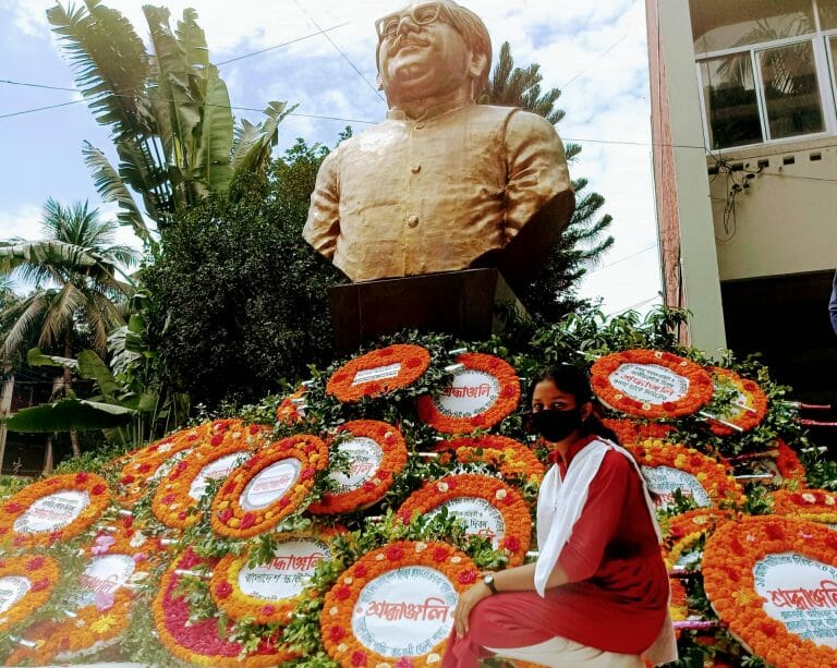 —ইয়াসির আরাফাত। " মুজিব হত্যার পর বাঙালিদের আর বিশ্বাস করা যায় না, যারা মুজিবকে হত্যা করেছে তারা যেকোনও জঘন্য কাজ করতে পারে" -নোবেল বিজয়ী উইলিবান্ট। "শেখ মুজিবুর রহমান ভিয়েতনামী জনগণকে অনুপ্রাণিত করেছিলেন" — কেনেথা কাউণ্ডা। " শেখ মুজিব নিহত হওয়ার খবরে আমি মর্মাহত। তিনি একজন মহান নেতা ছিলেন। তার অনন্য সাধারণ সাহসিকতা এশিয়া ও আফ্রিকার জনগণের জন্য প্রেরণাদায়ক ছিল" – ইন্দিরা গান্ধী। " বঙ্গবন্ধুর হত্যাকাণ্ডে বাংলাদেশই শুধু এতিম হয়নি, বিশ্ববাসী হারিয়েছে একজন মহান সন্তানকে " – জেমসলামন্ড, ব্রিটিশ এমপি। " শেখ মুজিব ছিলেন এক বিস্ময়কর ব্যক্তিত্ব" -ব্রিটিশ দৈনিক দ্য গার্ডিয়ান। " মুজিব না থাকলে বাংলাদেশ কখনই জন্ম নিত না" - ফিন্যান্সিয়াল টাইমস। 'যিশু মারা গেছেন। এখন লাখ লাখ লোক ক্রস ধারণ করে তাকে স্মরণ করছে। একদিন মুজিবই হবেন যিশুর মতো"- আকাশ বানী, কলকাতা।, শোকের এই দদিনে রাজবাড়ীতে বিভিন্ন শিক্ষা প্রতিষ্ঠান, সামাজিক,রাজনৌতিক রাজবাড়ী জেলা প্রশাশকের কার্যালয়ে মুজিব চত্বরে, ফুল দিয়ে শ্রদ্ধা জানান।এই দিনটি উপলক্ষে, জেলা পুলিশ, জেলা প্রশাসন,পুনাক শিল্পকলা জেলা আওয়ামীলীগ বিভিন্ন কর্মসুচী পালন করছে।