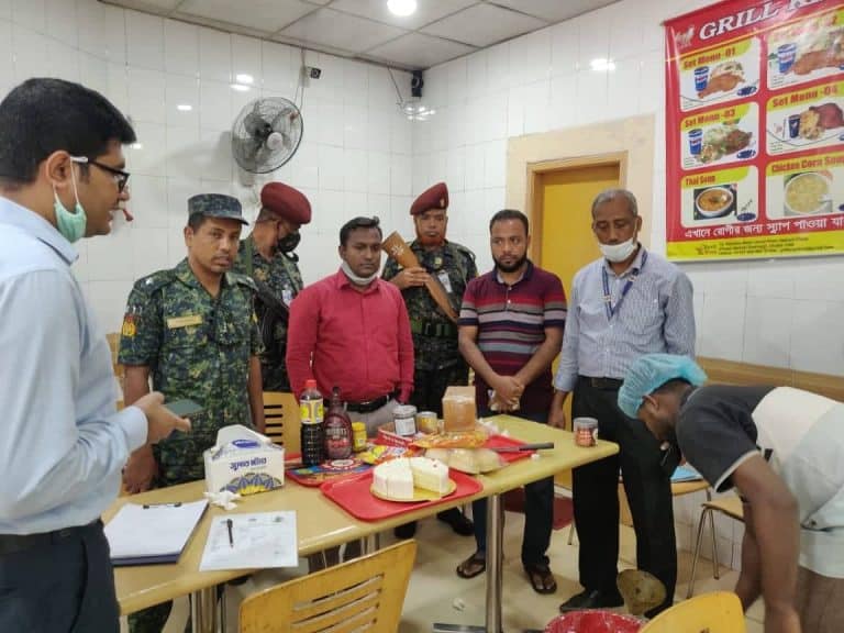 বিজ্ঞ এক্সিকিউটিভ ম্যাজিস্ট্রেট জানান, "খাদ্যের নিরাপদতা নিশ্চিতে বাংলাদেশ নিরাপদ খাদ্য কর্তৃপক্ষ সর্বদা কাজ করছে। আর এ ধরনের মোবাইল কোর্ট ও মনিটরিং কার্যক্রম সবসময় অব্যাহত থাকবে।" এছাড়া তিনি খাদ্য ও খাদ্য স্থাপনা নিয়ে কারো কোন সুনির্দিষ্ট অভিযোগ থাকলে তা ৩৩৩ তে কল করে বা নিরাপদ খাদ্য কর্তৃপক্ষকে লিখিত আকারে বা নিরাপদ খাদ্য কর্তৃপক্ষের ফেসবুক পেজের ইনবক্সে জানাতে নাগরিকদের অনুরোধ করেন। বিশুদ্ধ ও নিরাপদ খাদ্য নিশ্চিতে তিনি সকলের সহযোগিতা কামনা করেন। এছাড়া প্রত্যেক জেলায় নিরাপদ খাদ্য কর্তৃপক্ষের নিরাপদ খাদ্য অফিসার (এফএসও) এর নিকটও অভিযোগ করা যাবে। এছাড়া অনলাইনে জিআরএসে গিয়েও অভিযোগ জানানো যাবে। অভিযানকালে বিএফএসএর ফুড ইনস্পেকটর জনাব মোঃ ছানোয়ার হোসেন, ঢাকা দক্ষিণ সিটি কর্পোরেশনের নিরাপদ খাদ্য পরিদর্শক জনাব মো. মাহমুদুল হাসান আনচারী, বিএফএসএ এর অন্যান্য সাপোর্ট স্টাফ এবং ব্যাটেলিয়ান আনসার সদস্যবৃন্দের একটি চৌকস টিম উপস্হিত ছিলেন।