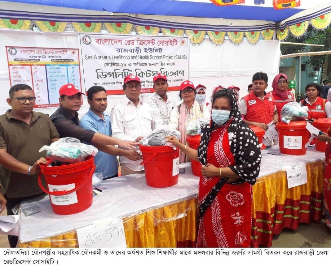 বিতরণ অনুষ্ঠানে আরো উপস্থিত ছিলেন রাজবাড়ী জেলা রেডক্রিসেন্টের সাধারণ সম্পাদক শামীমা আক্তার মুনমুন, কেকেএস সেফ হোমের প্রজেক্ট কো-অর্ডিনেটর আমজাদ হোসেন, কেকেএসের প্রকল্প কর্মকর্তা রুমা খাতুন, রেড ক্রিসেন্টের কার্যকরী সদস্য মঞ্জুরুল ইসলাম, রাকিবুল ইসলাম শাকিল, রাজবাড়ী রেড ক্রিসেন্টের কর্মকর্তা কাজী আসাদুজ্জামান, আব্দুল্লাহ আল মামুন,মোঃ তানজিম হাসান, মোঃ আব্দুল্লাহ আল তানজিল,শারাবান তানিয়া জেরিন প্রমূখ। রাজবাড়ী জেলা রেডক্রিসেন্টের সাধারণ সম্পাদক শামীমা আক্তার মুনমুন বলেন, তারা এখানকার অসহায় পল্লীবাসী ও তাদের শিশুদের জন্য এ ধরনের সহায়তা আগামীতেও অব্যাহত রাখার চেষ্টা চালিয়ে যাবেন।