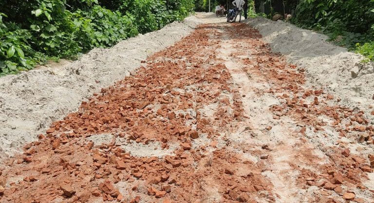 পাংশায় সড়ক নির্মাণে নিম্ন মানের সামগ্রী ও অনিয়মের অভিযোগ