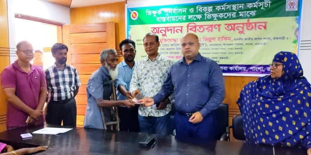 উপজেলা নির্বাহী কর্মকর্তা ইউএনও মোহাম্মাদ আলীর সভাপতিত্বে উপস্থিত ছিলেন, উপজেলা আওয়ামী লীগের সভাপতি খন্দকার সাইফুল ইসলাম বুড়ো, উপজেলা মহিলা ভাইস চেয়ারম্যান মোছাঃ রোকেয়া বেগম, কলিমহর ইউনিয়ন পরিষদের চেয়ারম্যান মোছাঃ বিলকিস বানু, উপজেলা সমাজসেবা কর্মকর্তা মো. রবিউল ইসলাম প্রমূখ। উপজেলা সমাজ সেবা কর্মকর্তা মো. রবিউল ইসলাম বলেন, আমাদের তথ্য অনুযায়ী উপজেলায় তিনশতাধিক ভিক্ষুক রয়েছে। ইতিপূর্বে প্রথম ধাপে উপজেলার ৫ জন ভিক্ষুককে এই অনুদান দেওয়া হয়েছে। এবার দ্বিতীয় ধাপে ৬৫ জন ভিক্ষুককে এই অনুদান দেওয়া হচ্ছে। উপজেলায় আমাদের তালিকাভুক্ত যে সকল ভিক্ষুক রয়েছে পর্যায়ক্রমে সকল ভিক্ষুককে এই অনুদান দেওয়া হবে এবং সরকারি নির্দেশনা অনুযায়ী উপজেলা ভিক্ষুক মুক্ত উপজেলা হিসেবে ঘোষণা করা হবে।