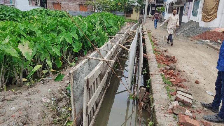 এ বিষয়ে পৌরসভার নির্বাহী প্রকৌশলী এ কে এম শরিফুল ইসলাম জানান, বিষয়টি আমরা অবগত হয়েছে। গত ২১ তারিখে এ বিষয়ে ঠিকাদারি প্রতিষ্ঠানকে একটি চিঠি দেওয়া হয়েছে। এর আগেও কাজটির অনিয়মের জন্য ঠিকাদারি প্রতিষ্ঠানকে চিঠি দেওয়া হয়েছিলো। বর্তমানে কাজটি বন্ধ রাখার নির্দেশনা দেওয়া হয়েছে। কাজটির ড্রেন নির্মাণ কাজে নির্বাচিত ঠিকাদারি প্রতিষ্ঠানের নাম, কত টাকা বরাদ্দ, কাজের পরিমাপ, দরপত্রের তারিখ, নির্মাণ কাজের শেষ তারিখ সহ কয়েকটি তথ্য চাইলে তিনি পৌরসভার সহকারী প্রকৌশলীর নিকট থেকে নিতে বলেন। পৌরসভার সহকারী প্রকৌশলী মো. শাহবুদ্দিনের নিকট উক্ত তথ্য চাইলে তিনি অপারগতা শিকার করে বলেন, আমি এ বিষয়ে কোন তথ্য দিতে পারবো না। এই তথ্য দেওয়া পৌর মেয়র নিষেধ করেছেন। পরে পৌর মেয়র ওয়াজেদ আলী মণ্ডল এর কাছে জানতে চাইলে তিনি বলেন, আমি প্রকৌশলীকে তথ্য দিতে নিষেধ করি নাই। এটা অফিসিয়াল বিষয়। এ বিষয়ে আমি কিছু বলি নাই।