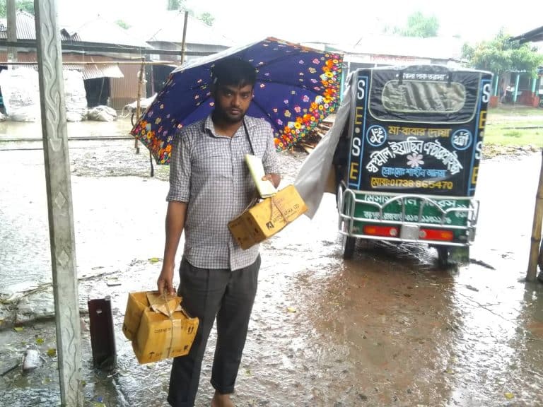 গোয়ালন্দ উপজেলার ঔষধ কোম্পানির সেলস রিপ্রেজেন্টেটিভ এর সংগঠনের সাধারন সম্পাদক মো. কামরুজ্জামান বলেন, আমারা যারা ঔষধ কোম্পানি গুলোতে চাকরী করি তাদের সবাইকে অনেক কষ্ট করতে হয়। সকাল ৮টা মধ্যে বাসা থেকে বেরি যেতে হয়। আর রাত ১০ থেকে১১টা পর বাসা ফিরতে হয় এই হলো আমাদের জীবন। রোদ ,বৃষ্টি,ঝড় যাই হোক না কেন আপনার কাজ করতেই হবে। কাজ না করলে চাকরী থাকবে না। চাকরী না থাকলে আপনার সংসার চলবে না।