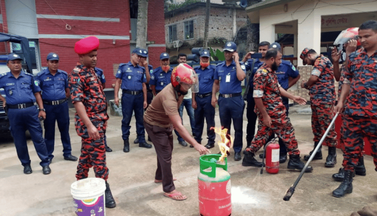 ফায়ার সার্ভিস এন্ড সিভিল ডিফেন্স ষ্টেশন অফিসার সৈয়দ শারাফাত আলী তুহিন বলেন, আমরা বাসা-বাড়ী, অফিস, ব‍্যবসা প্রতিষ্ঠানে আগুন লাগলে প্রথমেই প্রাথমিক পদক্ষেপগুলো গ্রহণ করবো। পরে স্থাণীয়ভাবে ফায়ার সার্ভিসকে অবহিত করবো। তাতে ক্ষয়ক্ষতির পরিমান কমহওয়াসহ অনেক দিক থেকে রক্ষা পাবো।