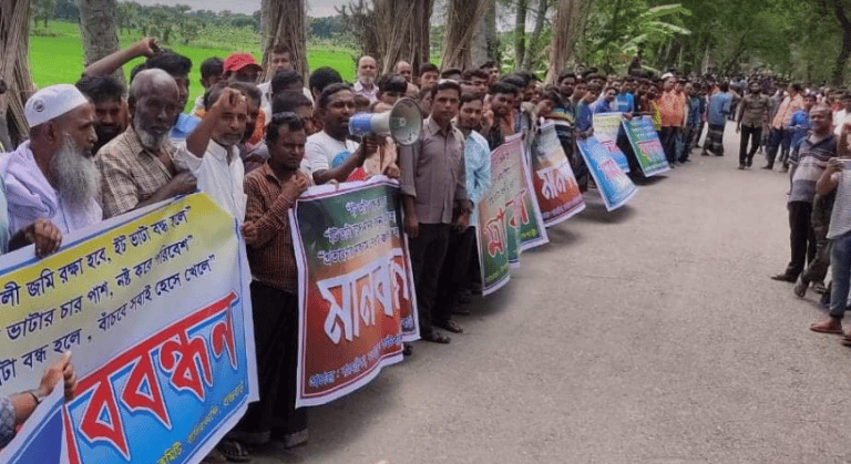 জমির মালিক জাকির হোসেন ও ইমান আলী মন্ডল বলেন, আর.এন, বি কর্তৃপক্ষ আমাদের নামীয় জমি ২বছরের কথা বলে ২২শতক জমি প্রতি বছর ৯হাজার টাকা দেওয়ার কথা বলে লিজ গ্রহণ করেন। লিজের মেয়াদ চলে গেছে ,জমি ছেরে দেওয়ার কথা বললে তারা জমি ছাড়েন না , জোড় করেই দখলে রয়েছেন। আমাদের জমি যাহাতে ফেরৎ পাই সে বিষয়ে প্রশাসনের হস্তক্ষেপ কামনা করছি। মানববন্ধন শেষে উপস্থিত অংশগ্রহণকারীগণেরা ভাটা বন্ধের দাবীতে বিক্ষোভ করেন।