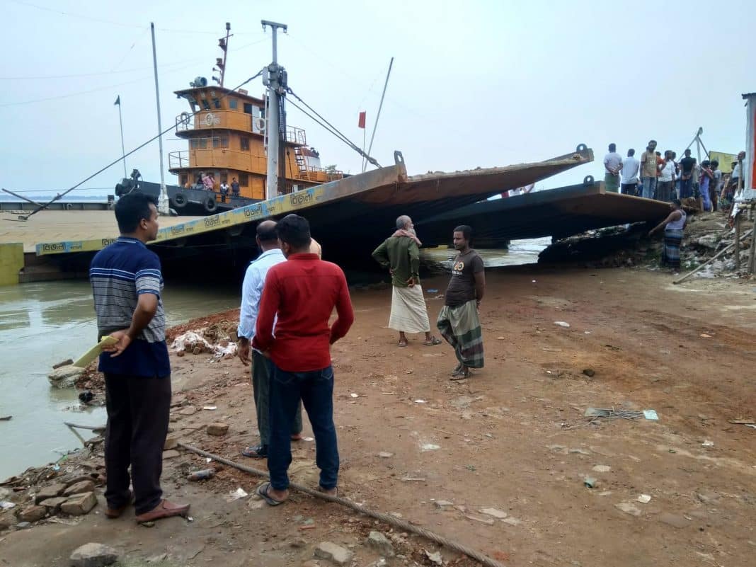 নুরু কাজী বলেন, এই নদী ভাঙনের কারনে আমি চার বার বাড়ী ভেঙে সরিয়েছি। আজ ৫ নং ফেরি ঘাটটি যে ভাবে ভেঙে দেবে যাচ্ছে তাতে আমাদের বাড়ী ঘর আবারও নদীতে গর্ভে চলে যাবে। চেয়াম্যান ও এমপিরা বলে শুধু নদী শাসন হবে কবে হবে। একথা বলতে বলতে ঘাটটি নদী গর্ভে চলে যাচ্ছে। বিআইডাব্লিউটিএ' র উপসহকারী পরিচালক মো. মকবুল হোসেন বলেন, হঠাৎ নদীর পানি বৃদ্ধি পাওয়ায় তীর্ব স্রোতের কারনে ৫ নং ফেরি ঘাটে ভাঙন দেখা দিয়েছে। মিড ওয়াটার ঘাটটি বন্ধ হয়ে গেছে। ঘাটটি আজ আর চালু করা সম্ভব না। সে কারনে ঘাটটি বন্ধ রেখেছি।বিষয়টি আমাদেন চীফ স্যারকে জানানো হয়েছে আগামী কাল জিও ব্যাগ ফেলে প্রাথমিক ভাবে ঘাটের কাজ করা হবে।