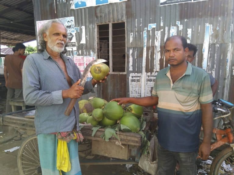 ঘাট হকার সমবায় সমিতির সাধারন সম্পাদক লান্টু মন্ডল বলেন, আমি অনেক বছর ধরে দেখছি সে ফেরি ঘাট, লঞ্চ ঘাট এলাকা ভ্যানে করে ঘুরে ডাব বিক্রি করে থাকেন। আমি মাঝে মধ্যেই তার কাছ থেকে ডাব কিনে খেয়ে থাকি।আবার মাঝে মাঝেই চারটা পাঁচটা করে ডাব কিনে বাড়ীতে নিয়ে যাই। এই লোকটি অনেক পরিশ্রমী এক জন লোক।