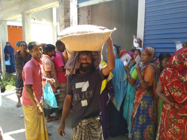 ডিলার মুক্তার হোসেন বলেন, আজকে দৌলতদিয়া ইউনিয়নের কয়েকটি স্থানে এই চাউল দেওয়া হচ্ছে। বছরের প্রথম সাপ্তহে তিন বার ও বছরের শেষ সাপ্তহে দুই বার মোট ৫ বার দেওয়া হয়ে থাকে ন্যার্য্য মূল্যের চাউল।আগে ১০ টাকা কেজি ছিলো এখন ৫ টাকা বাড়িয়ে ১৫ টাকা কেজি করা হয়েছে।আজ এখানে কার্ডপ্রতি ৩০ কেজি করে চাউল পাবে ৪৩৮ জন।