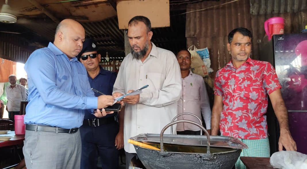 পাংশা পুরাতন বাজারে এ অভিযান পরিচালনা করা হয়। এ সময় দোকানে মূল্য তালিকা না থাকায় ভোক্তা অধিকার সংরক্ষণ আইন—২০০৯ এর ১৩৭ ধারায় তিন জন মুদি দোকান ব্যবসায়ীকে ২ হাজার টাকা, দুই জন কাঁচামাল ব্যবসায়ীকে ১ হাজার ৫০০ টাকা ও পরিস্কার পরিচ্ছন্ন না থাকায় ভোক্তা অধিকার সংরক্ষণ আইন—২০০৯ এর ৪৩ ধারায় এক জন হোটেল ব্যবসায়ীকে ৫০০ টাকা জরিমানা করা হয়। অভিযান পরিচালায় সহযোগীতা করেন পাংশা মডেল থানা পুলিশের একটি টিম।