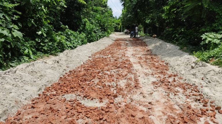 উপজেলা প্রকৌশলী মো. জাকির হাসান বলেন, নিম্ন মানের সামগ্রী ব্যবহারের জন্য ঠিকাদারি প্রতিষ্ঠানকে ইতিপূর্বে চিঠি দেওয়া হয়েছে। আগামীকাল থেকে নির্মাণ কাজ তদারকির জন্য সব সময়ই একজন কর্মকর্তা উপস্থিত থাকবে এবং এই কাজে কোন প্রকার অনিয়ম হলে কাজ বাতিলের জন্য সুপারিশ পাঠাবো।